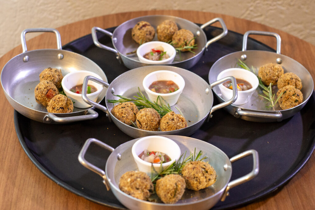 Bolinho de feijoada com vinagrete