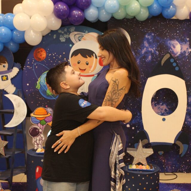 Gustavo decolou para o espaço em sua festa de 10 anos com tema Astronauta no Joy Kids Ataliba Leonel! 🚀🌌💜

Ingrid, que aventura incrível no dia 12/03 com a decoração estelar da Klasse A! O Gustavo e os amigos exploraram um universo de diversão, brincadeiras e descobertas inesquecíveis em nosso espaço.

Obrigada por escolherem o Joy Kids Ataliba Leonel para essa missão espacial tão especial. Que venham muitas outras aventuras! ⭐

📸 Veja mais: @ingriddonnabella

Assessoria @mimose.studio - Estratégia & Marketing ✨