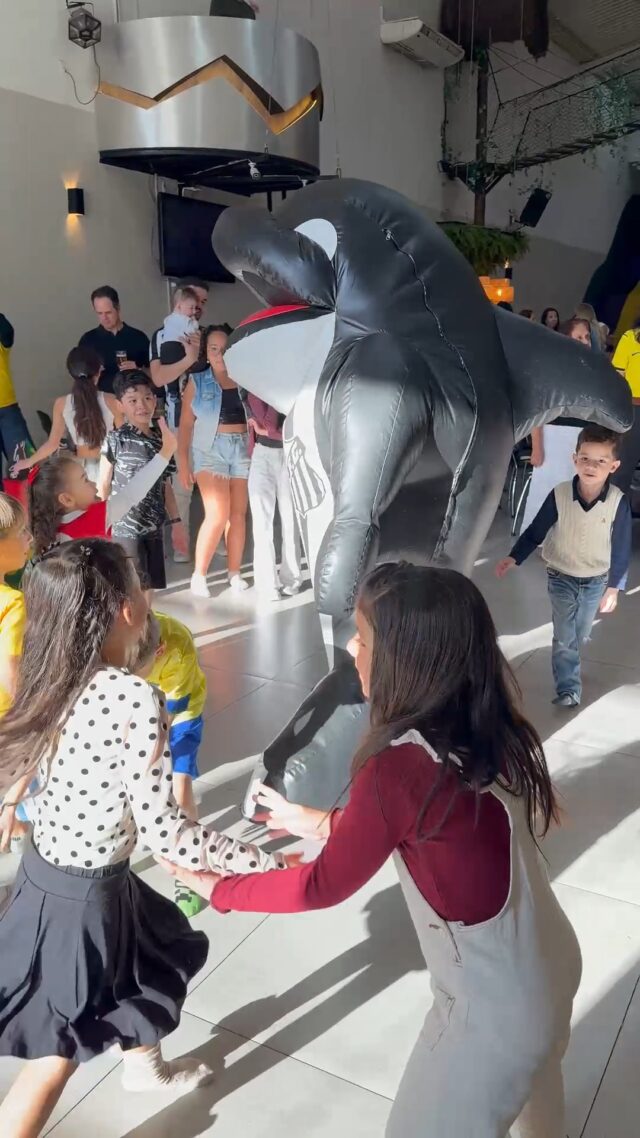 O dia em que o estádio veio parar aqui no Joy Kids! 🐳⚽️

Quem disse que o Peixe não entra em campo no aniversário? O Davi teve a surpresa dos sonhos aos 6 anos: o mascote oficial do Santos veio pessoalmente celebrar com ele e com todos os amigos!

Foi gol de placa na diversão, com muita brincadeira, risadas e a energia lá no alto! É esse tipo de momento único que a gente ama proporcionar aqui no Joy Kids Unidade Joaquina Ramalho.

Já imaginou o seu filho tendo essa surpresa inesquecível na festa dele? Comenta aqui embaixo "FESTA" que a gente te chama para planejar um aniversário épico! 👇

Santos Futebol Clube  @santosfc 
#JoyKids #SantosFC #FestaSantos #DaviFaz6 #MascoteSantos #BuffetInfantil #ReelsInfantil #FestaDeMenino #MomentoMagico #RealizandoSonhos