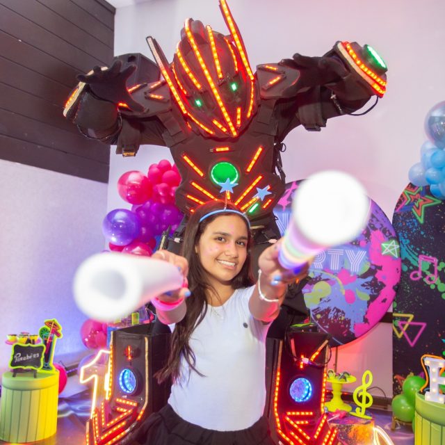🎉✨ Terceira parte das fotos da inesquecível festa da Letícia (11 anos) e do Henry (6 anos) no Joy Kids Ataliba Leonel! ✨⚽ Mais registros de felicidade, brincadeiras e muita diversão que mostraram o quanto essa celebração foi cheia de amor e união. Cada imagem revela um pedacinho do carinho e da alegria que tomaram conta desse dia especial. Agradecemos novamente à Bruna e ao Igor, além do talento dos nossos parceiros: 📸 @_youclick (Fotografia e Totem) ✨ @decoradoramarcia (Decoração) Não esqueçam de seguir @bruaaprile e @igorsilvalh para continuarem acompanhando essa linda festa! #FestaJoyKids #LeticiaeHenry #Parte3 #AtalibaLeonel #MomentosFelizes #Gratidão
