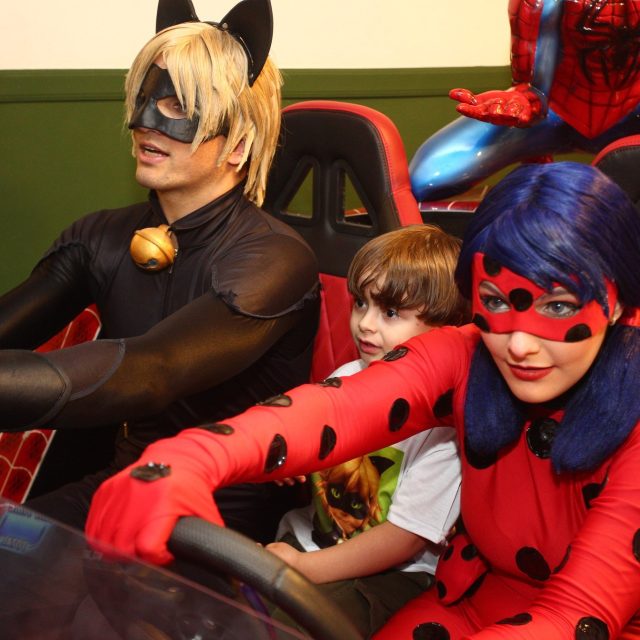 Cada detalhe foi pensado com muito carinho para tornar esse dia inesquecível, e ver essas imagens é reviver a felicidade que brilhou nos olhos do Matteo e de seus amigos. Agradecemos imensamente à Camila e ao Walter por confiarem em nós para fazer parte dessa história tão especial. Que essas memórias sejam sempre um tesouro no coração de toda família! #Matteo5Anos #FestaCatNoir #AlegriaJoyKids #MomentosQueFicam #Gratidão