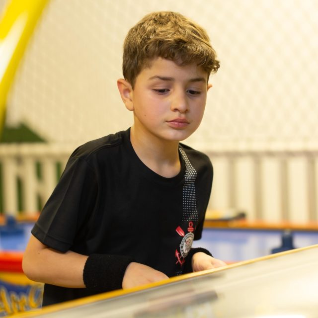 🌟✨ Continuamos compartilhando os momentos cheios de alegria da festa de 8 anos do Lorenzo no Joy Kids Ataliba Leonel! Cada foto revela a energia contagiante, os sorrisos sinceros e a diversão que fizeram desse dia algo verdadeiramente inesquecível. Ver o Lorenzo tão feliz rodeado de amor e carinho nos enche o coração de gratidão. Esses são os momentos que transformam uma festa em memórias eternas para toda a família. Obrigado novamente à Manu (@manumeirelesmmm) pela confiança, à @familiaklassea.decoracoes pela mesa encantadora e ao @_youclick pelas imagens que capturaram toda a emoção! #FestaJoyKids #Lorenzo8Anos #Parte2 #MomentosInesquecíveis #Gratidão