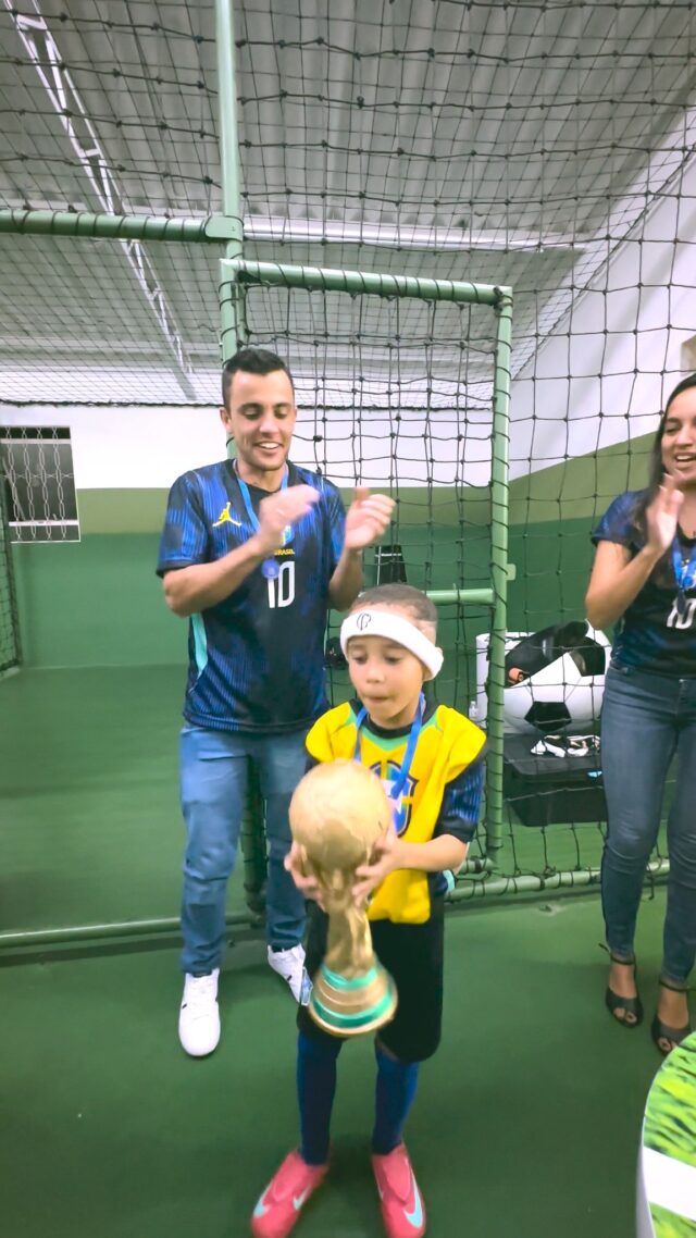 Quer garantir o aniversário mais inesquecível da vida do seu filho — sem ter trabalho nenhum com a organização? 🏆⚽

Olha a alegria desses pequenos craques vivendo uma verdadeira final de Copa do Mundo! Aqui no Joy Kids, o aniversário do seu filho não é apenas uma festinha... é um evento histórico que ele e os amiguinhos vão lembrar para sempre.

Contamos com a MAIOR quadra de futebol infantil da Zona Norte! Um espaço seguro, coberto e com infraestrutura completa onde os pequenos jogam com coletes, têm arbitragem, ganham medalhas e erguem a taça de campeão. 🥇✨

E para os pais? Total tranquilidade! Nossa equipe de especialistas em eventos cuida de absolutamente tudo: da recreação monitorada à gastronomia impecável que todo mundo ama. Você só entra em campo para curtir e tirar as fotos! 🎈

Garantimos a máxima segurança e o padrão de qualidade que a sua família merece para celebrar sem preocupações.

🚨 As datas para os próximos meses estão voando mais rápido que contra-ataque! Não corra o risco de ficar sem o dia perfeito.

👉 Clique no botão "Saiba Mais" agora mesmo, fale com a nossa equipe de atendimento e solicite o seu orçamento exclusivo!

#BuffetInfantil #FestaInfantil #BuffetZonaNorte