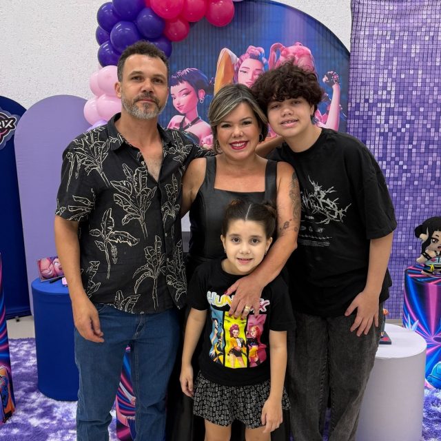 🎉✨ Que energia incrível na terceira festa da Luiza aqui no Kroko Kids Buffet! ✨🎤 No dia 14/11, o tema Guerreiras do K-Pop trouxe muita música, dança, brilho e atitude para uma comemoração inesquecível. A Luiza e todos os convidados se divertiram como verdadeiras estrelas do palco! Agradecemos de coração à Natália e ao Clodoaldo por confiarem mais uma vez em nosso espaço para celebrar essa data tão especial. Vocês fazem parte da família Kroko Kids, e é uma honra acompanhar cada conquista dessa pequena guerreira. Que a Luiza continue brilhando com saúde, felicidade e talento por onde passar! Muito obrigado por escolherem o Kroko Kids novamente! 💙🌟 #AniversárioKrokoKids #Luiza8Anos #GuerreirasDoKPop #TerceiraFesta #MomentosFelizes #gratidãosempre