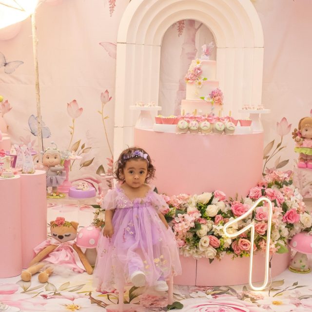 🎉🦋 Que festa encantadora celebrar o primeiro aninho da Maya no Kroko Kids Buffet! ✨ No dia 12/10, o tema Jardim das Borboletas trouxe leveza, cores delicadas e muita ternura para essa comemoração tão especial, repleta de amor e sorrisos inesquecíveis. Agradecemos de coração à Danila e ao Lucas por confiarem em nosso espaço para tornar esse momento mágico. Que a Maya cresça com muita saúde, felicidade e cercada de beleza como esse jardim encantado! Muito obrigado por fazerem parte da família Kroko Kids! 💖🌺 #AniversárioKrokoKids #Maya1Ano #JardimDasBorboletas #PrimeiroAninho #MomentosFelizes #Gratidão