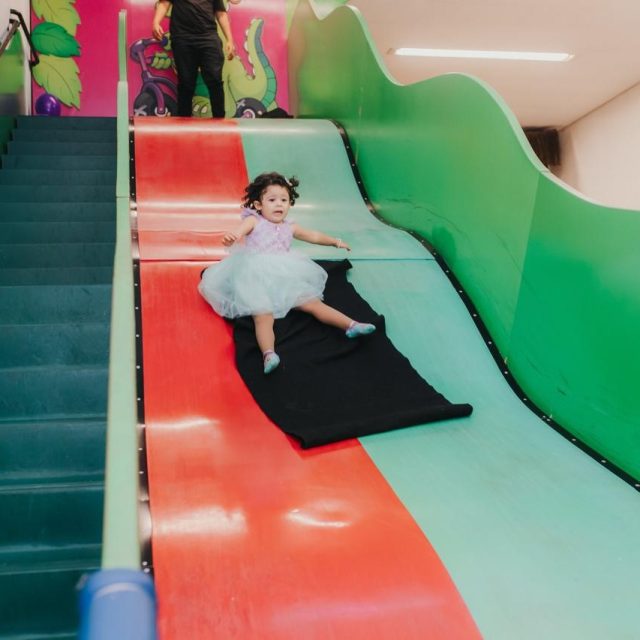 🎉✨ Que alegria celebrar a terceira festa da Larissa aqui no Kroko Kids Buffet! ✨🎉 No dia 08/11, o tema Sereia trouxe todo o encanto dos mares, cores vibrantes e muita magia para mais um aniversário inesquecível. Foi uma festa repleta de alegria, risadas e momentos especiais para a Larissa e todos os convidados. Agradecemos de coração à Cintia e ao Roberto por confiarem novamente em nosso espaço para celebrar esse momento tão importante. Vocês fazem parte da família Kroko Kids, e é uma honra acompanhar tantos capítulos dessa história! Que a Larissa continue crescendo com saúde, felicidade e rodeada de sonhos realizados. Muito obrigado por escolherem o Kroko Kids mais uma vez! 💙🧜‍♀️ #AniversárioKrokoKids #Larissa3Anos #FestaSereia #TerceiraFesta #MomentosFelizes #Gratidão