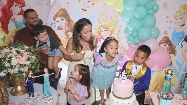 🎉✨ Que sonho celebrar a segunda festa da Isis aqui no Kroko Kids Buffet! ✨👑 No dia 25/10, o tema Princesas Disney trouxe toda a magia, encanto e elegância que fizeram dessa comemoração um verdadeiro conto de fadas. A Isis e todos os convidados viveram momentos especiais cheios de sorrisos e alegria. Agradecemos de coração à Bárbara e ao Anderson por confiarem mais uma vez no nosso espaço para celebrar essa data tão importante. Vocês fazem parte da família Kroko Kids, e é uma honra acompanhar cada passo dessa linda história. Que a Isis continue crescendo com saúde, felicidade e rodeada de sonhos realizados! Muito obrigado por escolherem o Kroko Kids novamente! 💙✨ #AniversárioKrokoKids #Isis5Anos #PrincesasDisney #SegundaFesta #MomentosFelizes #gratidãosempre