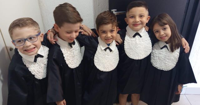 🎓✨ Que emoção celebrar a formatura do Colégio Nosso Mundo 2025 aqui no Kroko Kids Buffet! ✨🎉

No dia 06/12, com o clima natalino especial, essa terceira festa com a gente foi repleta de conquistas, orgulho, sorrisos e momentos inesquecíveis para todos os formandos e suas famílias.

Agradecemos de coração à Carolina e ao Lúcio por confiarem novamente em nosso espaço para tornar essa celebração tão significativa ainda mais mágica. Vocês fazem parte da família Kroko Kids, e é uma honra acompanhar cada etapa dessa jornada!

Que esses formandos levem para sempre essas memórias de superação e alegria. Muito obrigado por escolherem o Kroko Kids mais uma vez! 💙🎄

#FormaturaKrokoKids #ColégioNossoMundo2025 #TerceiraFesta #Natal #MomentosFelizes #Gratidão