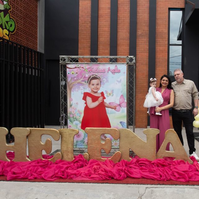 🎉✨ Que momento encantador celebrar o primeiro aninho de nossa querida Helena no Kroko Kids Buffet! ✨🎉 No dia 04/10, o tema Jardim Encantado trouxe muita delicadeza, magia e encanto para essa festa tão especial, repleta de sorrisos, abraços carinhosos e momentos que ficarão eternizados no coração de toda a família. Agradecemos de coração à Raquel e ao Fábio por confiarem em nosso espaço para celebrar essa data tão importante. Ver a Helena crescendo e rodeada de tanto amor é um privilégio para nós! Que a pequena Helena continue crescendo com muita saúde, felicidade e rodeada de sonhos realizados. Muito obrigado por fazerem parte da família Kroko Kids! 💙🌸 #AniversárioKrokoKids #Helena1Ano #JardimEncantado #PrimeiroAninho #MomentosFelizes #gratidãosempre