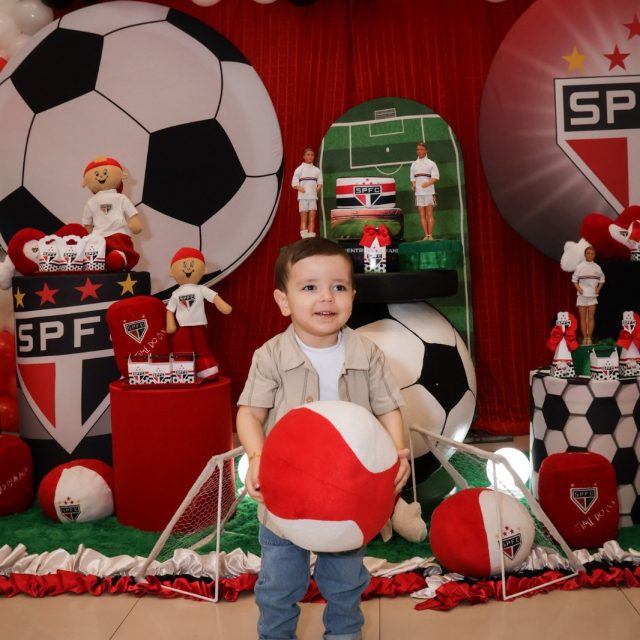 🎉⚽ Que festa maravilhosa celebrar os 2 anos do Leonardo aqui no Kroko Kids Buffet! No dia 09/11, o tema Futebol São Paulo trouxe muita emoção, diversão e aquela energia contagiante que só o futebol pode proporcionar. Agradecemos de coração à Thaís e ao Eduardo por confiarem em nosso espaço para essa comemoração tão especial. Foi um dia cheio de sorrisos, brincadeiras e momentos inesquecíveis para o Leonardo, a família e os amigos. Que o Leonardo continue crescendo com saúde, alegria e cercado de muito amor. Muito obrigado por escolherem o Kroko Kids! #AniversárioKrokoKids #Leonardo2Anos #FestaFutebolSãoPaulo #MomentosFelizes #Gratidão