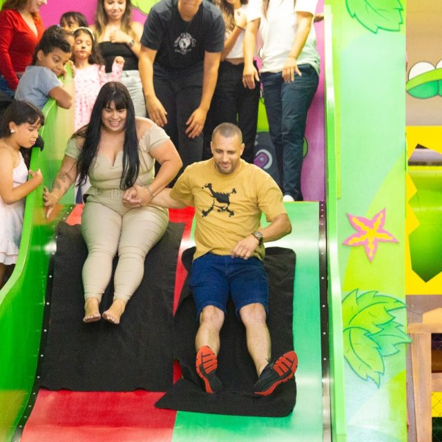 No dia 18/10, o tema Safari Baby trouxe muita delicadeza, aventura e encanto para essa festa tão especial, repleta de sorrisos e momentos inesquecíveis. Agradecemos de coração à Karina e ao Robson por confiarem em nosso espaço para tornar esse momento ainda mais mágico. Foi um prazer fazer parte dessa celebração cheia de amor! Que a Antonella continue crescendo com muita saúde, felicidade e rodeada de sonhos realizados. Muito obrigado por escolherem o Kroko Kids! #AniversárioKrokoKids #Antonella1Ano #FestaSafariBaby #MomentosFelizes #Gratidão