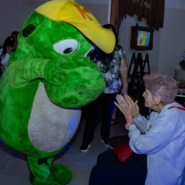 No dia 18/04, tivemos a honra indescritível de celebrar o aniversário da Dona Carmen. E o que torna tudo ainda mais inesquecível? Esta já é a 7ª festa que ela comemora aqui no Kroko Kids Buffet!

Com o tema "Jardim das Borboletas Azuis", celebramos não apenas a vida da Dona Carmen, mas toda a trajetória linda que ela construiu. Ver a emoção dela ao lado das suas filhas — Rose, Conceição e Vera — é a prova de que o amor é o presente mais valioso que existe.

Dona Carmen, obrigada por nos escolher para tantas vezes transformar o seu dia em um momento de pura magia. Ver a senhora sorrindo e se divertindo com o nosso mascote é a maior recompensa que poderíamos desejar. Vocês não são apenas clientes; são parte da história do Kroko Kids! 🎂✨

Que venham muitos outros momentos como este, repletos de carinho e celebração.

#DonaCarmen94 #JardimDasBorboletas #KrokoKids #AniversarioEspecial #94Anos #Gratidao #FestaInfantilEAdulto #Familia #MomentosInesqueciveis #CelebrandoAVida