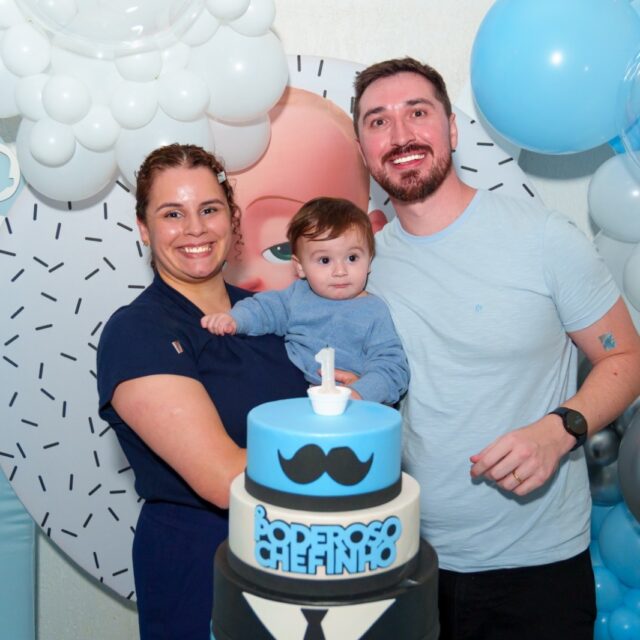 O nosso “Poderoso Chefinho” completou 1 aninho! 💼🍼✨

Não tem nada mais emocionante do que celebrar o primeiro ano de vida de um pequeno. No dia 30/05, o Bernardo assumiu o comando aqui no @krokokidsbuffet e transformou nosso espaço com toda a sua doçura e alegria!

Foi uma honra para nossa equipe participar desse marco tão importante para o Bernardo, a Tamires e o Helder. Ver a família celebrando com tanto amor, cercada de carinho em cada detalhe, é exatamente o que nos motiva a fazer o nosso trabalho com tanta dedicação.

O primeiro aninho é uma celebração para o bebê, mas também uma conquista maravilhosa para os pais. Parabéns, Bernardo, por ser esse Chefinho tão amado! 🎂👶

Está planejando o primeiro aniversário do seu pequeno? Venha realizar esse sonho no @krokokidsbuffet, onde cada detalhe é preparado pensando na segurança e na felicidade da sua família.

#BernardoFaz1 #OPoderosoChefinho #KrokoKids #FestaInfantil #PrimeiroAninho #BuffetInfantil #FestaDeMenino #MaternidadeReal #MomentosEmFamilia #FestasCriativas