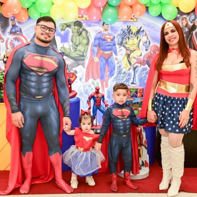 Para fechar essa missão com chave de ouro: o momento mais emocionante da festa! ✨🎂🦸‍♂️

A Parte 3 traz a hora do "Parabéns" do nosso super-herói Arthur (05 anos), cercado pelo amor gigantesco dos papais Deise e Thales e pela energia lá em cima de todos os convidados! 🥹❤️

E como todo herói precisa recarregar as energias, nossa alta gastronomia entrou em cena com pratos deliciosos, salgados quentinhos e doces que deixaram um gostinho de "quero mais" na festa! 🍕😋

Deise e Thales, encerrar essa celebração deixa nossos corações cheios de gratidão. Até a próxima aventura, Arthur! 🚀⭐🐊