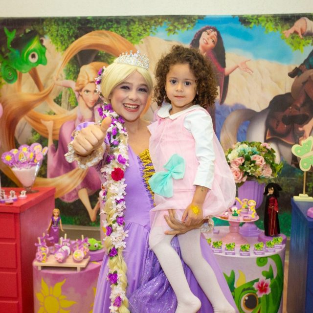 No dia 19/10, o tema Enrolados trouxe muita magia, encantamento e diversão para uma comemoração inesquecível, cheia de sorrisos e momentos especiais. Agradecemos imensamente à Rose e ao Alexandre por confiarem novamente em nosso espaço para proporcionar essa festa tão querida. Vocês fazem parte da família Kroko Kids, e é uma honra participar dessas histórias. Que a Olga Helena continue crescendo com muita saúde, felicidade e cercada de sonhos realizados! Muito obrigado por escolherem o Kroko Kids mais uma vez! 💙🌟 #AniversárioKrokoKids #OlgaHelena4Anos #FestaEnrolados #SegundaFesta #momentosfelizes