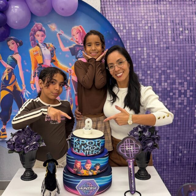 No dia 03/07, o Kroko Kids Buffet se transformou no palco perfeito para uma aventura super estilosa com o tema Guerreiras do K-pop! A Clara deu um show de alegria e curtiu cada segundo ao lado da sua turma! 🖤🩷✨

Os papais Karina e Luiz capricharam em todos os detalhes para garantir um dia inesquecível, cheio de diversão na nossa área de brinquedos, música boa e a nossa alta gastronomia servindo a todos com muito carinho! 😋🍕🎈

Karina e Luiz, muito obrigado por confiarem no Kroko Kids para ser o cenário desse momento tão marcante na vida da Clara. Que o novo ciclo dela seja repleto de luz, ritmo, saúde e conquistas! 🐊💚

Deslize para o lado para conferir os melhores momentos desse dia mágico! ➡️📸