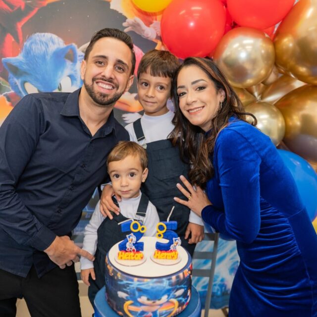 No dia 04/06, o Kroko Kids Buffet virou a pista de aventuras do Sonic para receber essa dupla super veloz e cheia de vida! Foi um dia mágico, de muitas risadas, brincadeiras do começo ao fim e momentos inesquecíveis! 🚀🌀⭐

Os papais Mayara e Tiago prepararam cada detalhe com um amor gigante para celebrar as duas datas juntos com a família e amigos queridos!

Mayara e Tiago, muito obrigado por confiarem no nosso espaço para realizar um evento tão especial. Que a vida do Henry e do Heitor continue sendo repleta de saúde, cumplicidade, alegria e muitas conquistas! 🐊💚✨

Deslize para ver os momentos mais incríveis dessa dupla dinâmica! ➡️📸