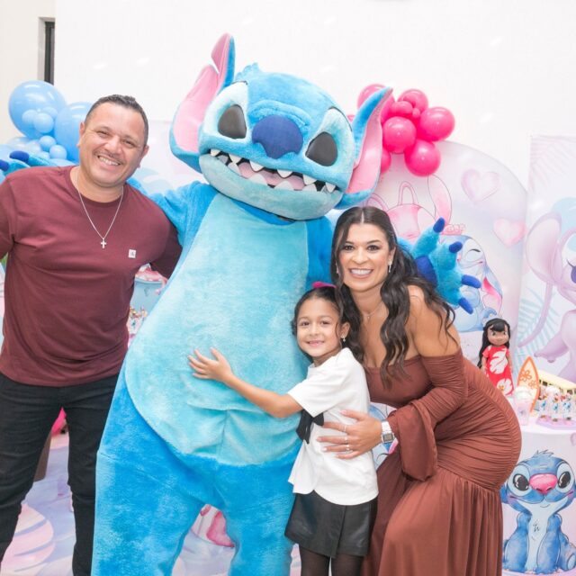 No dia 23/05, o Kroko Kids Buffet virou um verdadeiro refúgio havaiano cheio de alegria para celebrar os 07 anos da Valentina com o tema fofíssimo do Stitch! 🏖️⚡

A mamãe Jessica e o Cristiano prepararam tudo com muito carinho para garantir um dia inesquecível, cercado do amor de familiares e amigos queridos. A Valentina radiou felicidade e curtiu cada segundo nos nossos brinquedos! 🥹❤️

Jessica e Cristiano, muito obrigado por confiarem em nossa equipe para fazer parte desse capítulo tão lindo da vida da Valentina. Que a caminhada dela seja sempre abençoada, com muita saúde, amor e alegrias! 🐊💚

Deslize para ver os momentos mais doces e divertidos dessa festa! ➡️📸