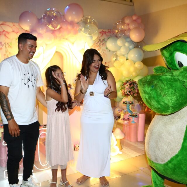 Raphaella celebrou seus 10 anos em uma festa encantadora Jardim das Borboletas no Kroko Kids Buffet! 🦋🌸💚

Ingrid e Leonardo, que alegria receber a família de vocês no dia 09/01 para esse momento tão especial. O tema trouxe um universo de cores, leveza e sorrisos para a Raphaella e todos os convidados!

Obrigada por escolherem o Kroko Kids Buffet para criar essas memórias inesquecíveis. Que venham muitos anos de felicidade! 🥰

Assessoria @mimose.studio - Estratégia & Marketing ✨